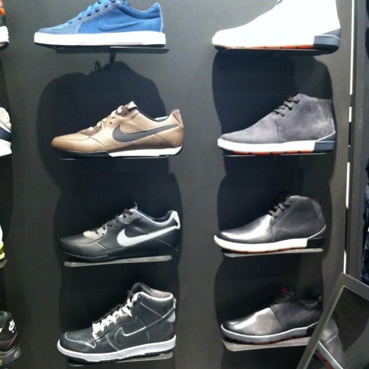 3/23/2012 tarihinde Manuel T.ziyaretçi tarafından Nike Store'de çekilen fotoğraf