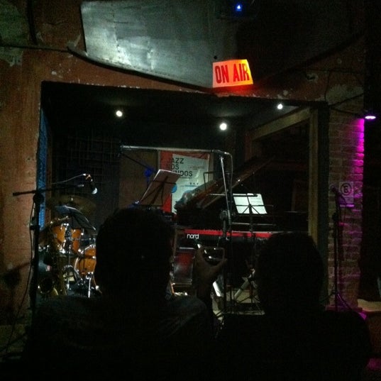 Foto tirada no(a) Jazz nos Fundos por mepi t. em 3/23/2012