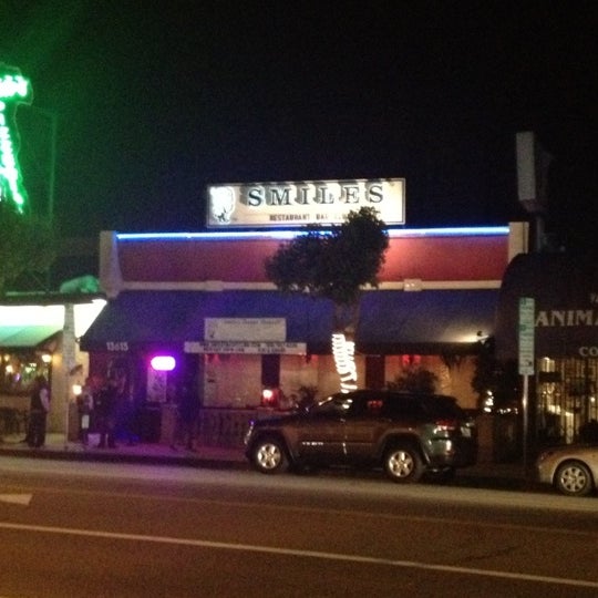 Foto scattata a Smiles&#39; Restaurant / Bar / Nightclub da Kimberly S. il 5/28/2012