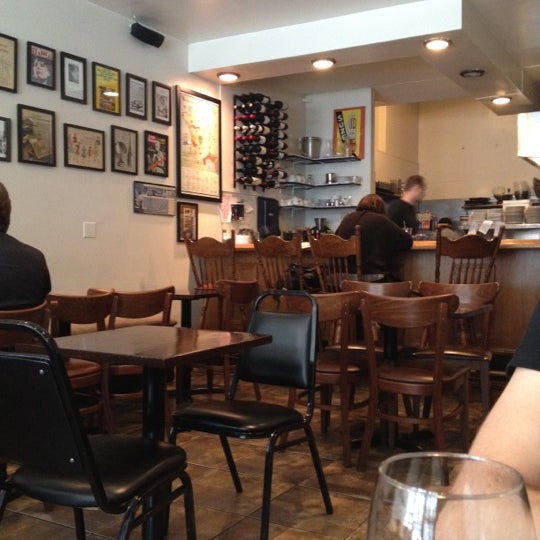 6/4/2012 tarihinde Rochelle C.ziyaretçi tarafından Restaurant Ducroix'de çekilen fotoğraf