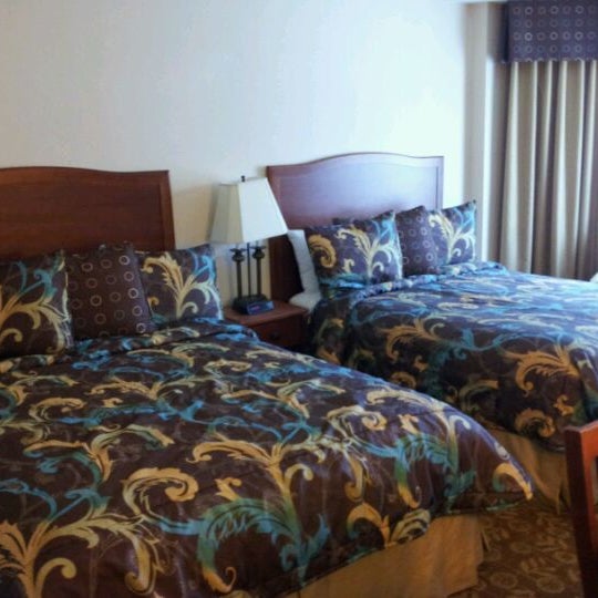 Foto tirada no(a) Tropicana Inn &amp; Suites por SY T. em 4/19/2012