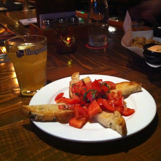 Foto scattata a Ernie&#39;s Bar &amp; Pizza da Ambur C. il 6/17/2012
