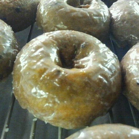 รูปภาพถ่ายที่ DK&#39;s Donuts โดย Lynn N. เมื่อ 2/11/2012