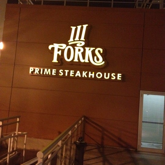 Foto diambil di III Forks Prime Steakhouse oleh Rasheed B. pada 3/17/2012