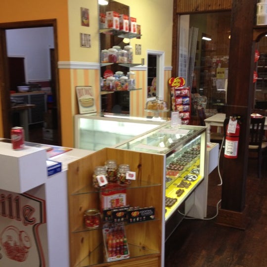 Foto scattata a Shelbyville Sweet Shop da William G. il 3/22/2012