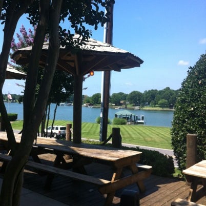 Foto tirada no(a) Eddie&#39;s on Lake Norman por Michelle E. em 7/19/2012