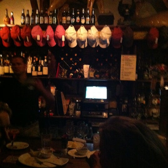 Foto diambil di Joe&#39;s Beach Road Bar &amp; Grille at The Barley Neck Inn oleh Dave R. pada 9/2/2012