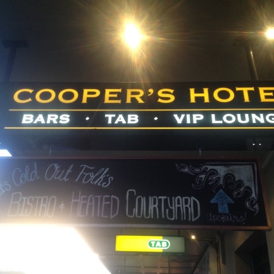 รูปภาพถ่ายที่ Cooper&#39;s Hotel โดย Gold Coast Guy .. เมื่อ 8/1/2012