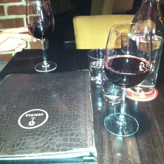 Foto tirada no(a) Veritas Wine Bar por Mary F. em 4/24/2012