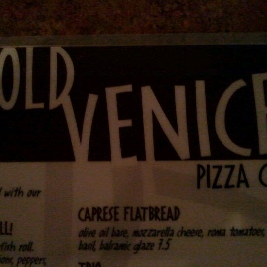 Foto tirada no(a) Old Venice Pizza por Ben M. em 9/2/2012