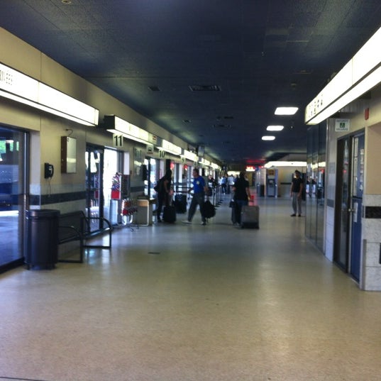 รูปภาพถ่ายที่ Ottawa Central Station โดย Areum H. เมื่อ 9/5/2012