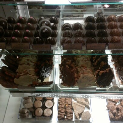 รูปภาพถ่ายที่ Flagstaff Chocolate Company โดย Adam S. เมื่อ 7/23/2012