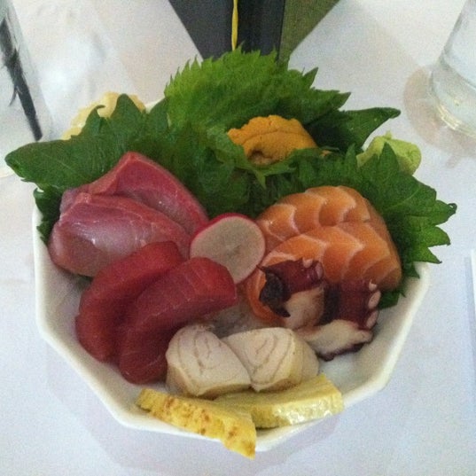 Photo taken at Kaenyama Sushi and Yakiniku by Ching-Wen N. on 7/25/2012