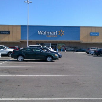 6/23/2012에 Sue-Ellen K.님이 Walmart Supercentre에서 찍은 사진