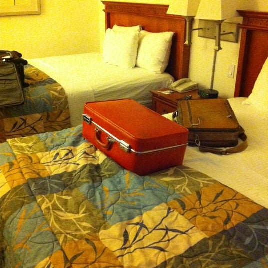 Photo taken at La Quinta Inn &amp; Suites Santa Clarita - Valencia by Kha D. on 3/7/2012