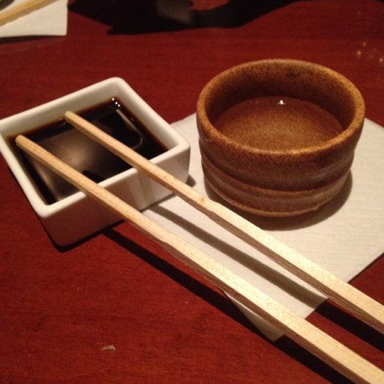 Снимок сделан в Kazu Japanese Restaurant пользователем Kyle B. 4/29/2012
