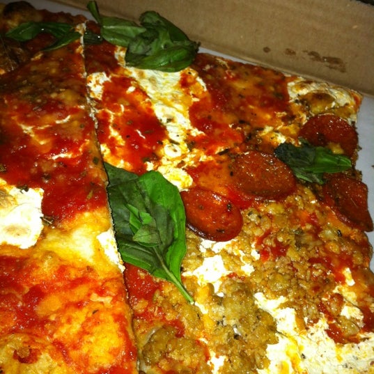 3/10/2012 tarihinde Steven N.ziyaretçi tarafından Plum Pizzeria &amp; Bar'de çekilen fotoğraf
