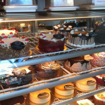Foto scattata a Bovella’s Pastry Shoppe da Rosemary D. il 2/9/2012