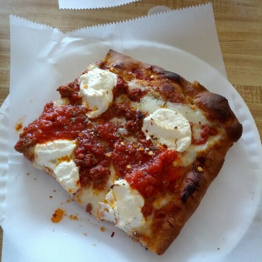 Das Foto wurde bei Domenick&#39;s Pizzeria von Patrick H. am 6/20/2012 aufgenommen