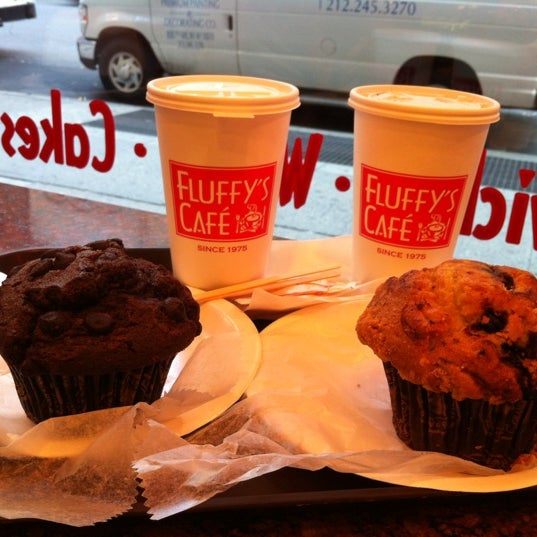 รูปภาพถ่ายที่ Fluffy&#39;s Cafe &amp; Pizzeria โดย Gianni D. เมื่อ 7/12/2012