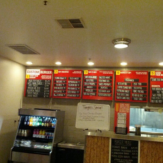 6/11/2012 tarihinde Mark F. S.ziyaretçi tarafından Custom Burger'de çekilen fotoğraf