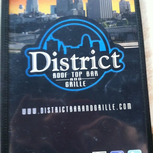 Das Foto wurde bei District Roof Top Bar and Grille von Teddy B. am 7/13/2012 aufgenommen