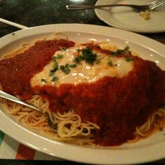 รูปภาพถ่ายที่ Sal&#39;s Brick Oven Pizza &amp; Italian Restaurant โดย Derek เมื่อ 4/6/2012