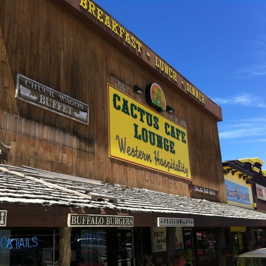 รูปภาพถ่ายที่ Cactus Cafe &amp; Lounge โดย Greg A. เมื่อ 6/14/2012