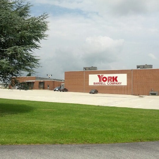 Foto tirada no(a) York Barbell Retail Outlet Store &amp; Weightlifting Hall of Fame por Andréa C. em 7/27/2012