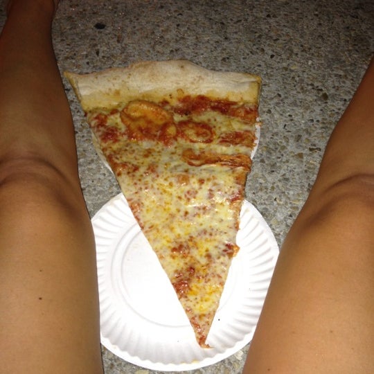 Снимок сделан в Jumbo Slice Pizza пользователем Carolyn S. 9/1/2012