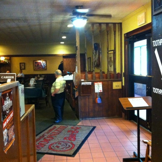 7/6/2012 tarihinde Sam B.ziyaretçi tarafından Moonlite Bar-B-Q Inn'de çekilen fotoğraf
