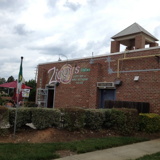 Foto tomada en Ziggy&#39;s Pizza Restaurant And Sports Bar  por Blake G. el 5/13/2012