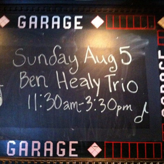 Foto tomada en Garage Restaurant &amp; Cafe  por Benjamin H. el 8/5/2012