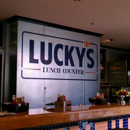 รูปภาพถ่ายที่ Lucky&#39;s Lunch Counter โดย Kevin P. เมื่อ 5/5/2012