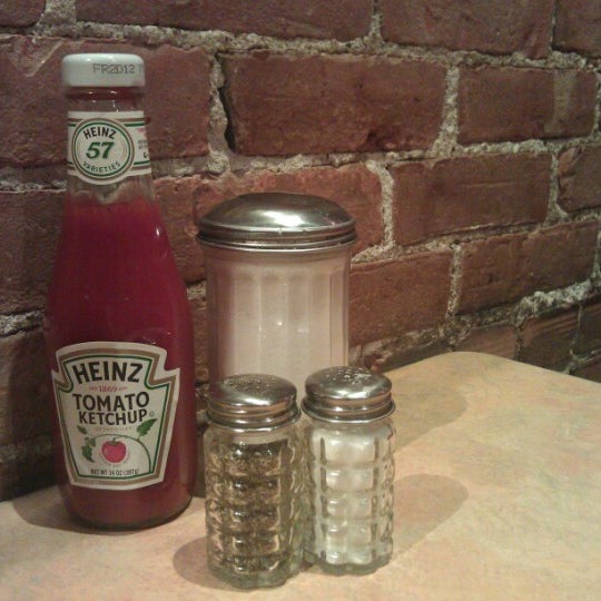 Foto diambil di Daisy&#39;s Diner oleh Michael G. pada 8/20/2012