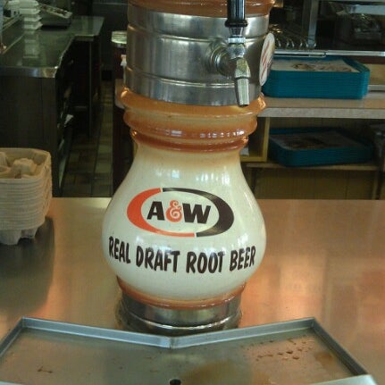 รูปภาพถ่ายที่ A&amp;W Restaurant โดย Jon H. เมื่อ 7/11/2012