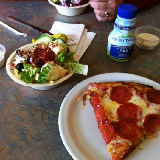 Foto tomada en Pizza California  por Kristina G. el 4/12/2012