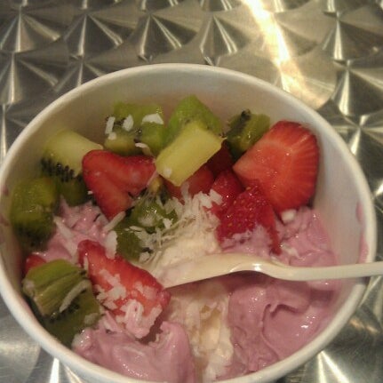 Foto diambil di Off The Wall Frozen Yogurt oleh Vicki T. pada 6/23/2012