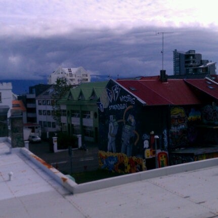 Foto diambil di Room With A View Luxury Apartment Hotel oleh Derek S. pada 7/5/2012