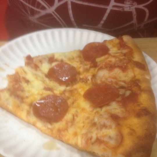 4/15/2012 tarihinde Manny M.ziyaretçi tarafından Famous Original Ray&#39;s Pizza'de çekilen fotoğraf