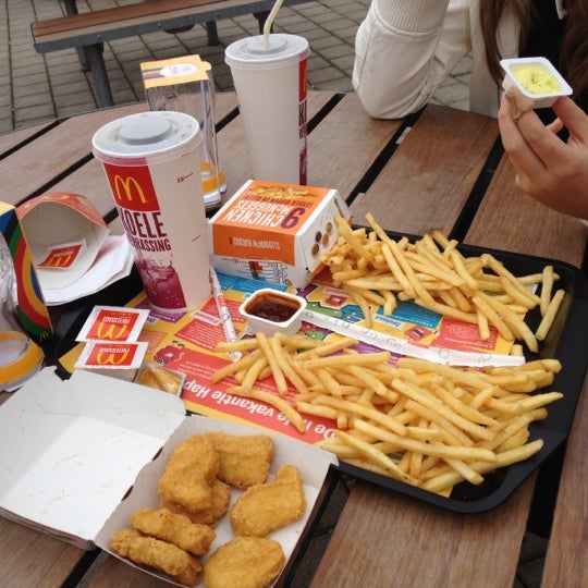 รูปภาพถ่ายที่ McDonald&#39;s โดย Chrissy M. เมื่อ 7/31/2012