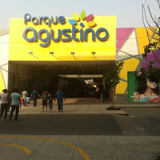 Снимок сделан в Agustino Plaza пользователем LaAli 4/28/2012