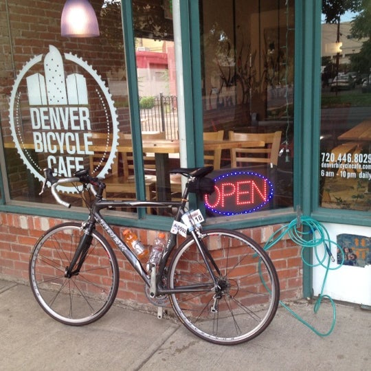 Foto tomada en Denver Bicycle Cafe  por Tim J. el 9/3/2012