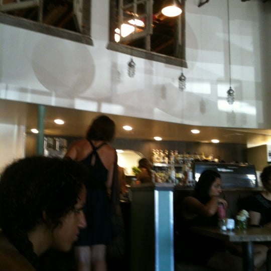 7/24/2012 tarihinde Linda M.ziyaretçi tarafından Queen Bean Caffe'de çekilen fotoğraf