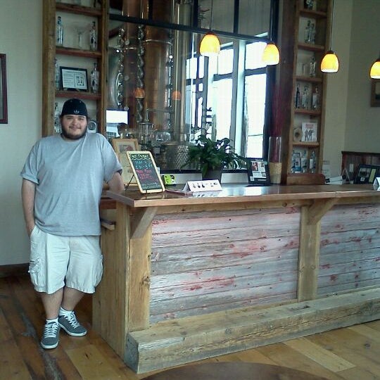 4/7/2012 tarihinde Robyn C.ziyaretçi tarafından Mississippi River Distilling Company &amp; Cody Road Cocktail House'de çekilen fotoğraf