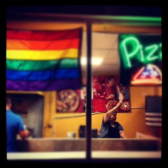 Das Foto wurde bei Kouzina Angelinas Pizzeria - Shaw DC von Joshua C. am 9/1/2012 aufgenommen
