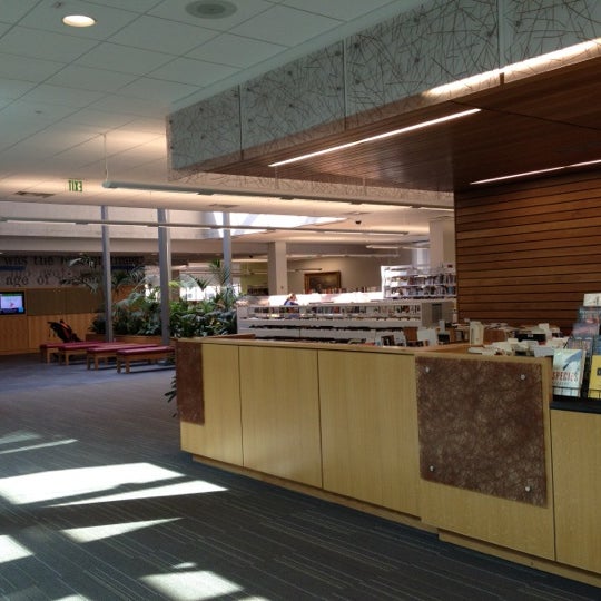 รูปภาพถ่ายที่ Portland Public Library - Main Branch โดย AlohaKarina 🌺🌈🏝 เมื่อ 7/17/2012