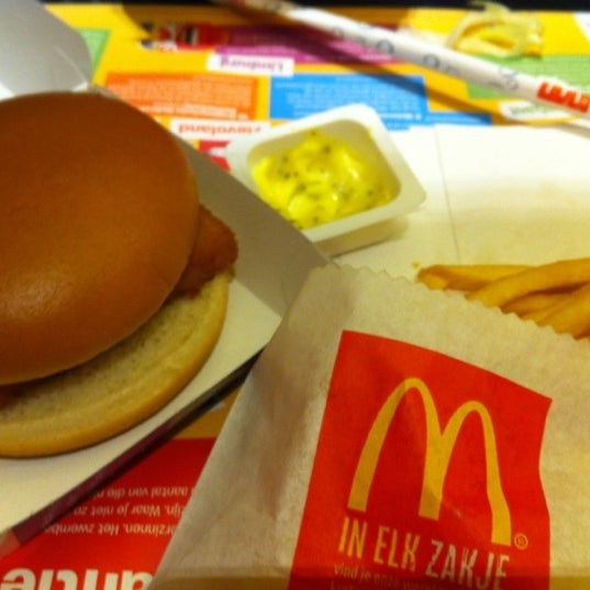รูปภาพถ่ายที่ McDonald&#39;s โดย Hennie d. เมื่อ 7/19/2012