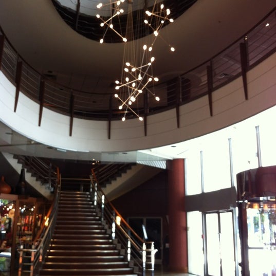 Foto diambil di Radisson Hotel Vancouver Airport oleh Lilian pada 7/5/2012