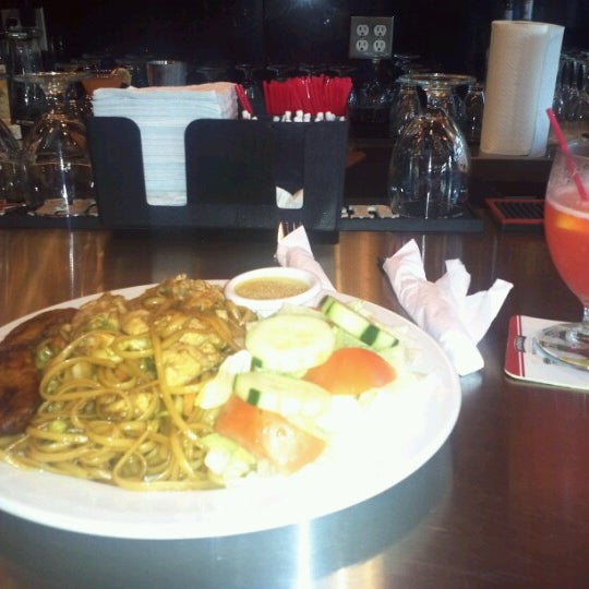 รูปภาพถ่ายที่ Janelle&#39;s Caribbean American Cuisine &amp; Bar โดย Sir J. เมื่อ 6/15/2012